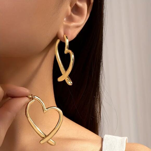 NEW Gold Heart Hoop Earrings, Chic & Simple Everyday Jewelry, hoops - Picture 3 of 4